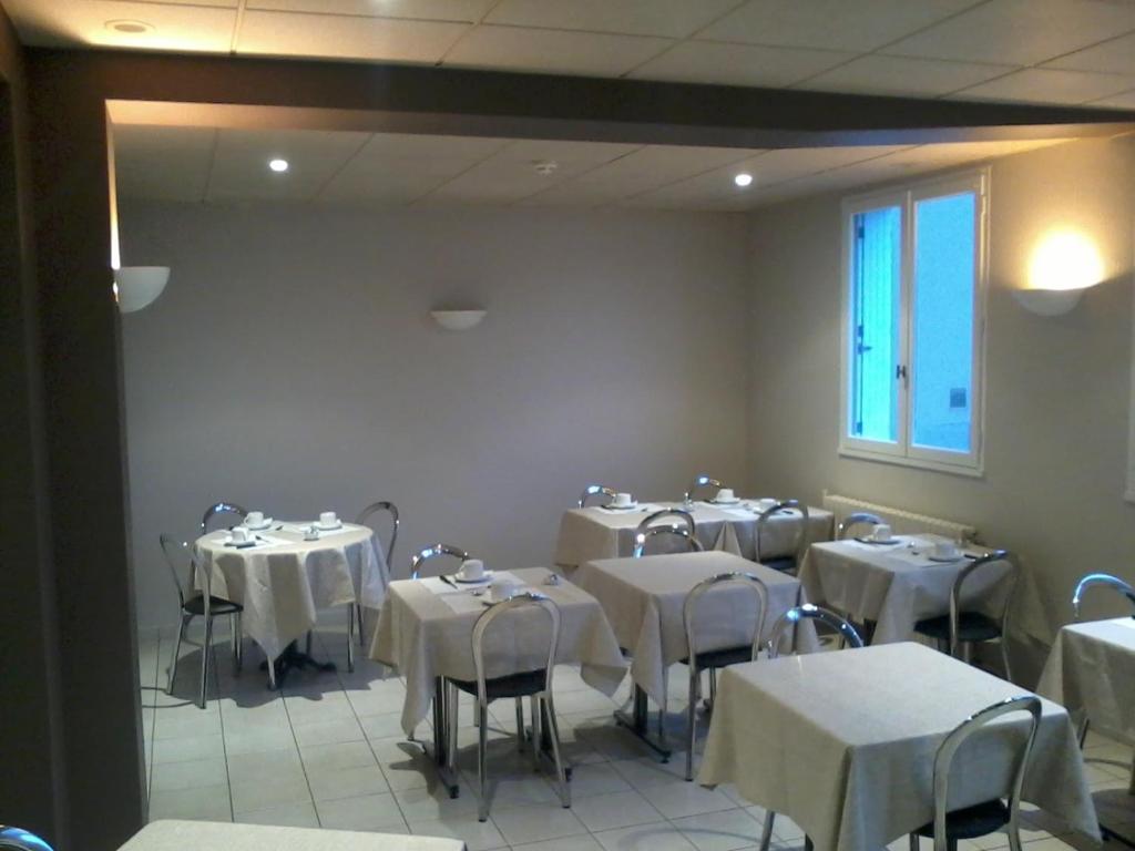 Contact Hotel Du Cerf ชาโต-กงติเยร์ ภายนอก รูปภาพ