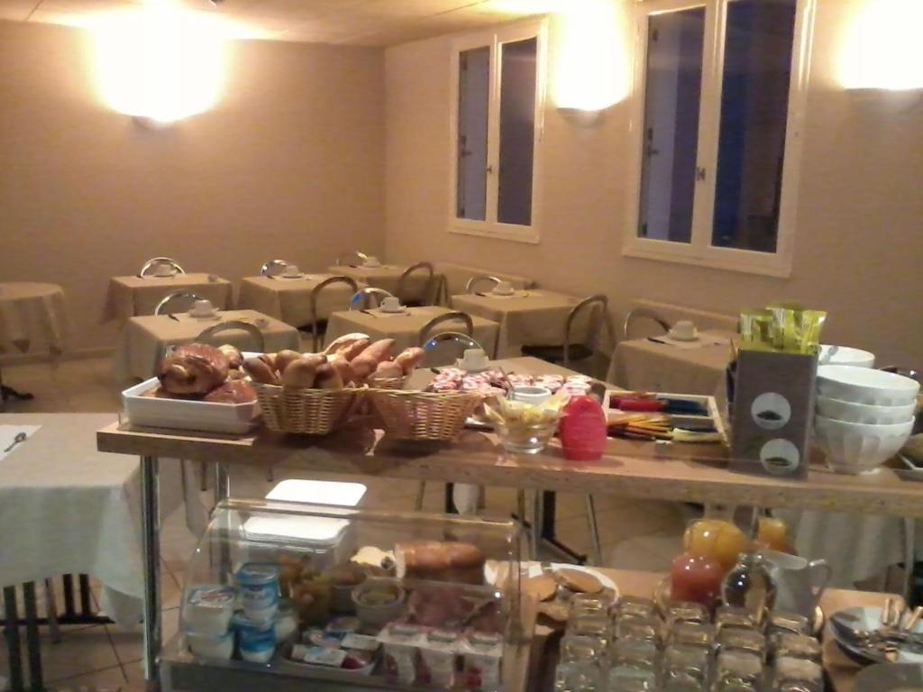 Contact Hotel Du Cerf ชาโต-กงติเยร์ ภายนอก รูปภาพ