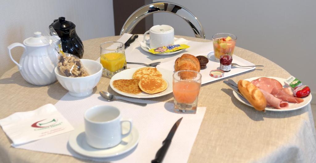Contact Hotel Du Cerf ชาโต-กงติเยร์ ภายนอก รูปภาพ